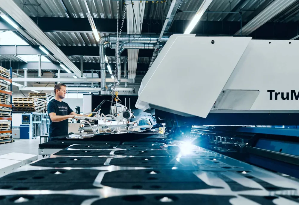Präzise Blechbearbeitung an der Laserschneidanlage