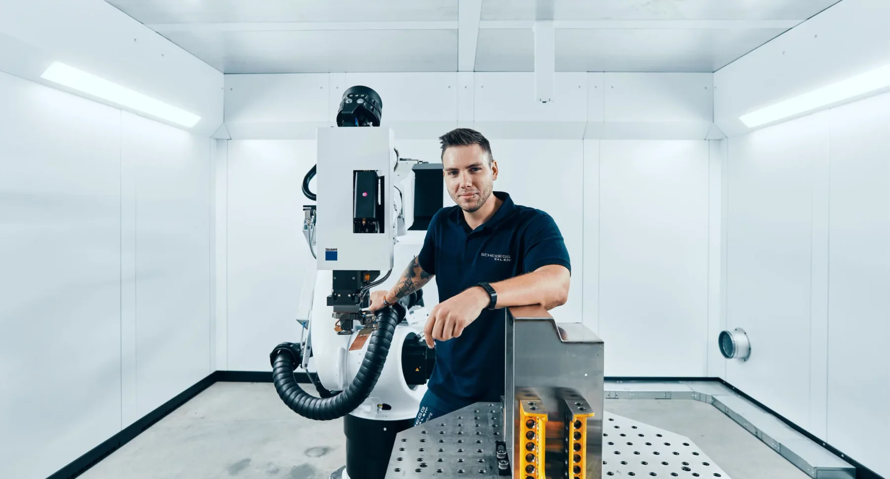 Ein Kollege bei Scheidegg Salem am modernen Schweißroboter.